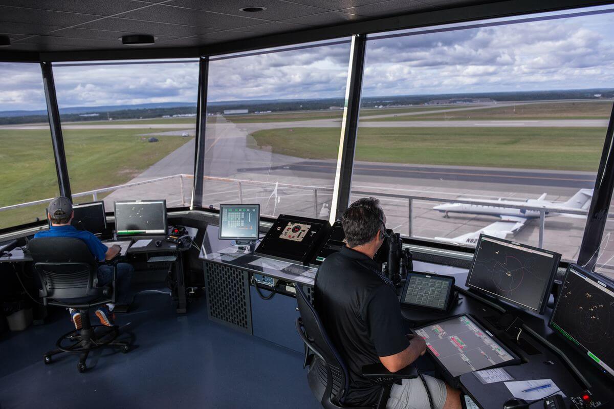 Puedes ganar hasta 118,953 $ al año en este trabajo en aeropuertos de Quebec — sin experiencia previa
